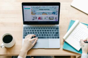 Corso gratuito social media manager - Foto di Ketut Subiyanto: https://www.pexels.com/it-it/foto/persona-caffe-creativo-laptop-4126743/